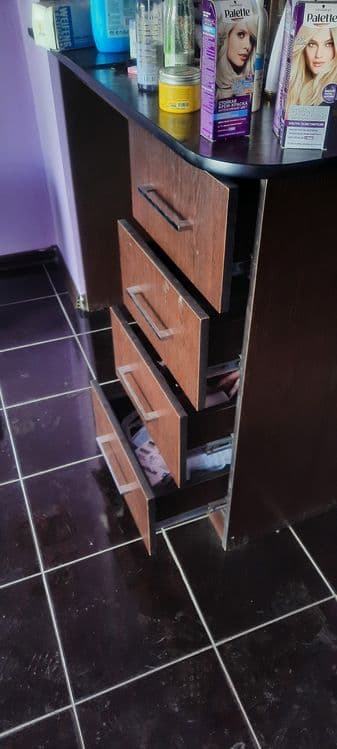 Тумбочка  парехмахер.салонларда ишлатилади — 1