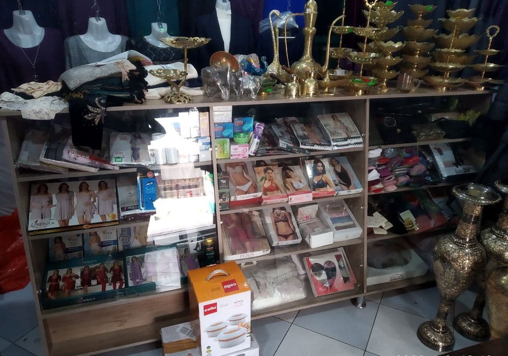 Продается СРОЧНО В Магазин Полка Ветрина для вещей Новая2. — 1