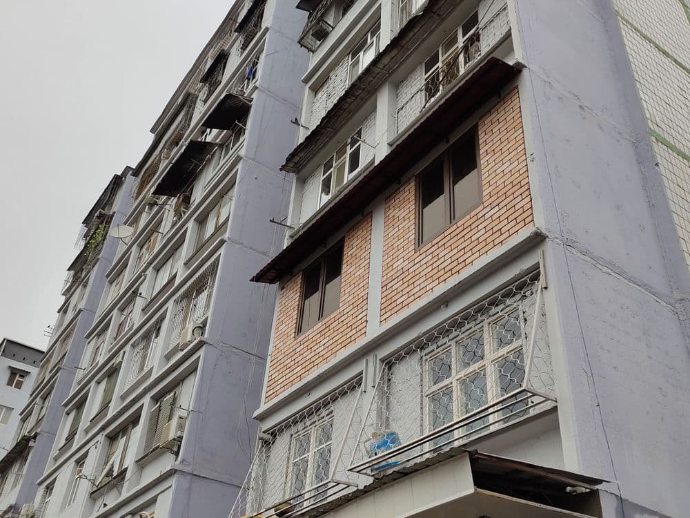 Кладка кирпича , балкон в Ташкенте . Balkonga gʻisht teramiz. — 1