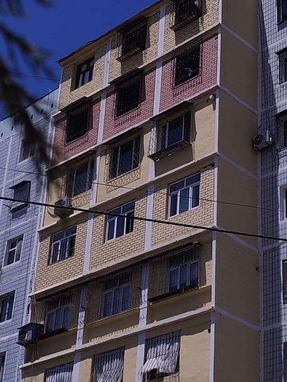 Кладка кирпича , балкон в Ташкенте . Balkonga gʻisht teramiz. — 2