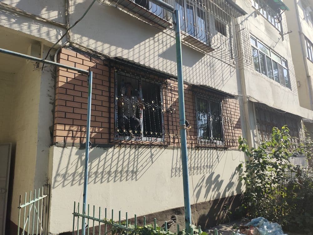 Кладка кирпича , балкон в Ташкенте . Balkonga gʻisht teramiz. — 5