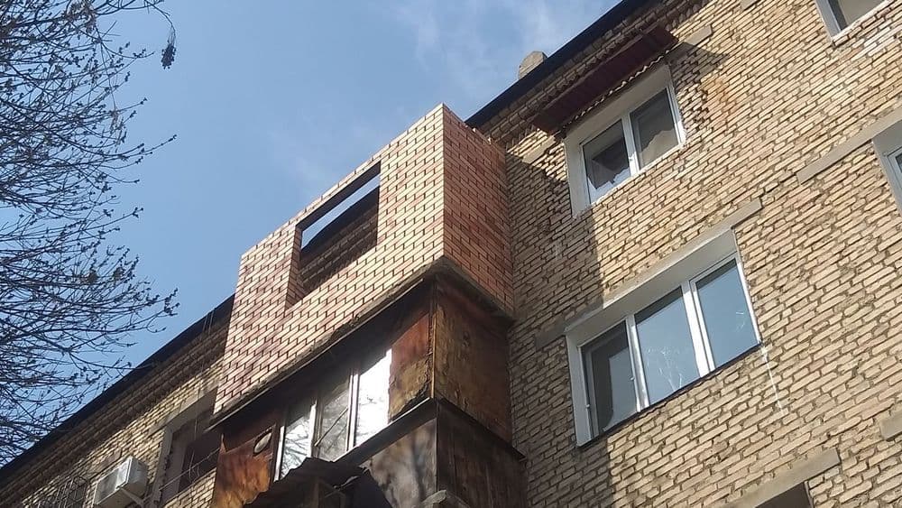 Кладка кирпича балконов , Решётка, козырёк — 2