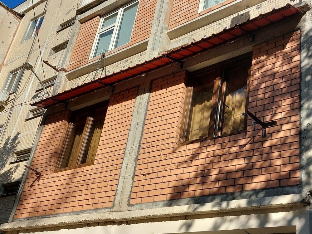 Кладка кирпича балконов , Решётка, козырёк — 3