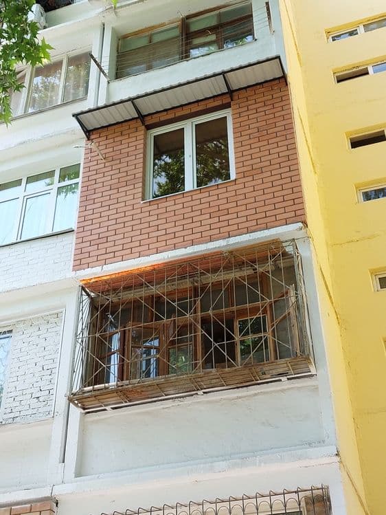 Кладка кирпича балконов , Решётка, козырёк — 5