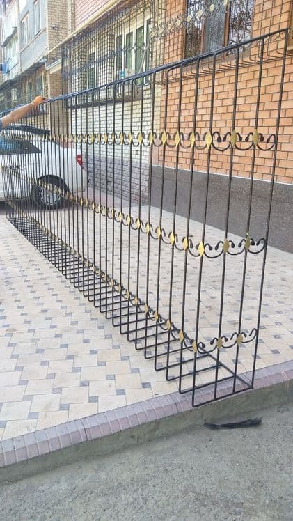 Кладка кирпича балконов , Решётка, козырёк — 7