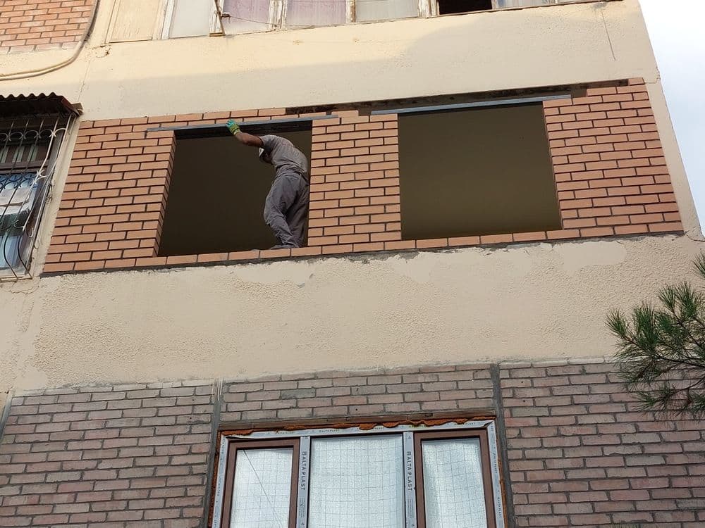 Кладка кирпича балконов , Решётка, козырёк — 8