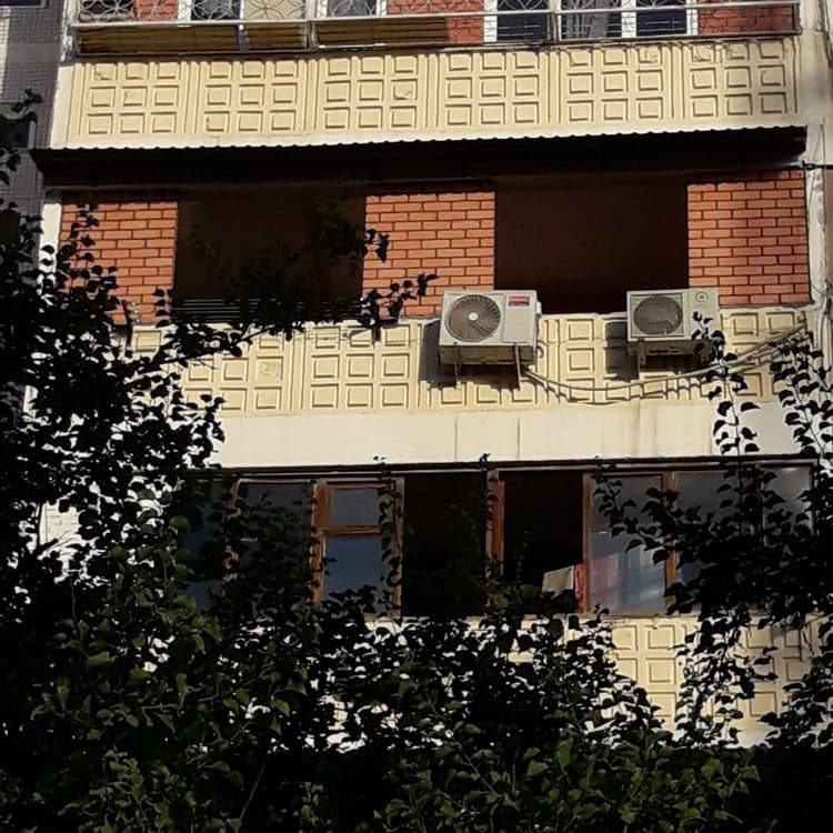Кирпичная кладка балкон , козырьков , решётки на окна . — 1