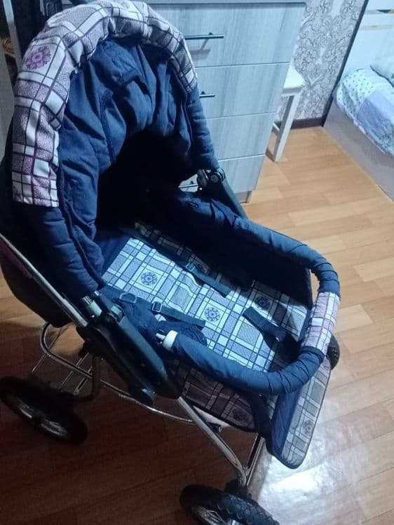 Коляска и стул для кормления. — 3