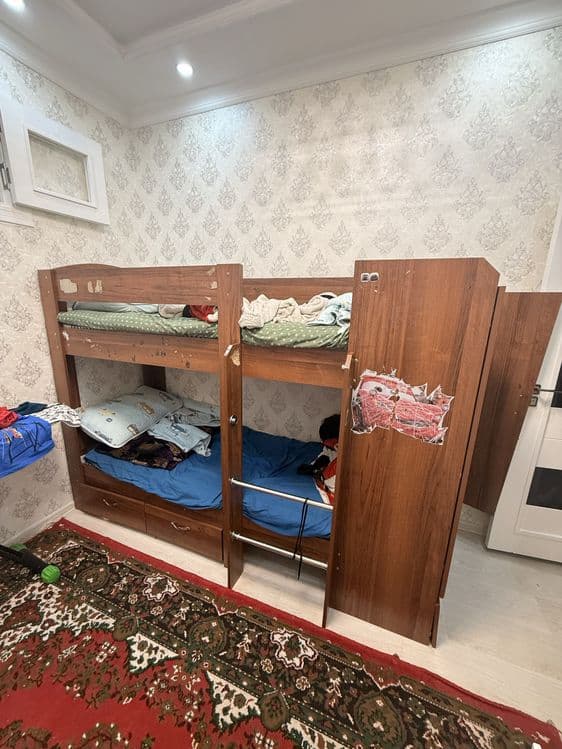 Двухяростная кровать с матрасом — 1