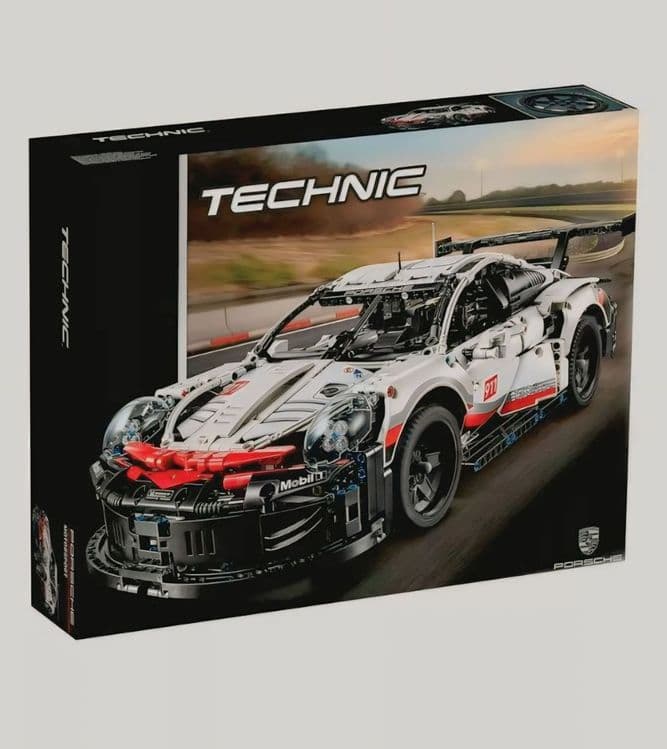 Этот конструктор представляет собой реплику модели Porsche 911 RSR — 1