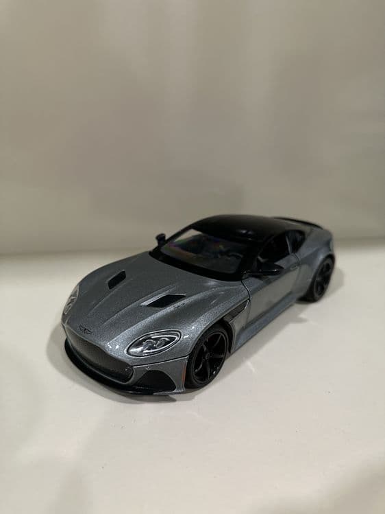 1:24 òlchamdagi sifatli model mashina sotiladi — 1