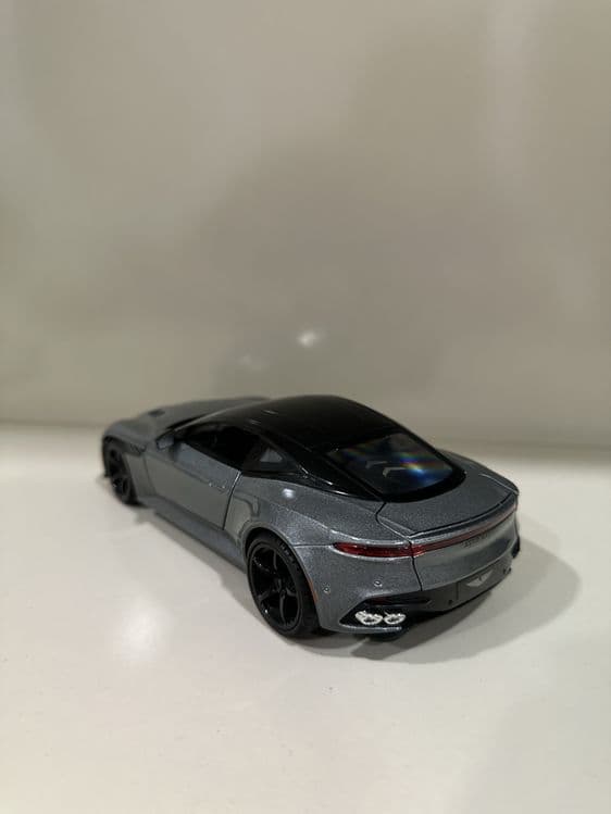 1:24 òlchamdagi sifatli model mashina sotiladi — 2