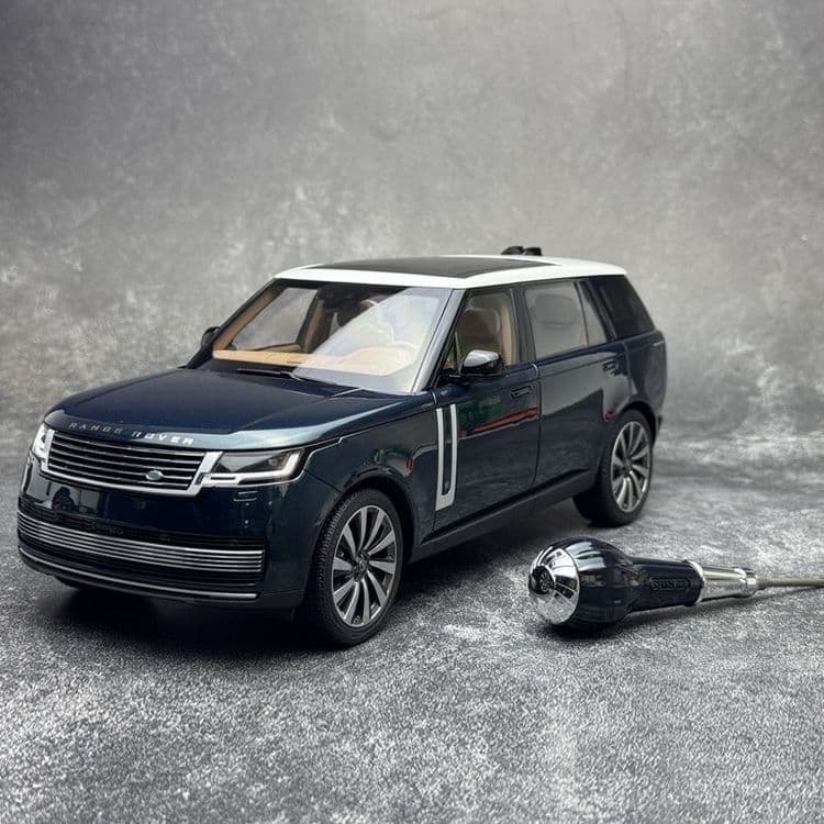 Range  Rover  autobiography 1:18 modeli kichratilgan varianti. — 1