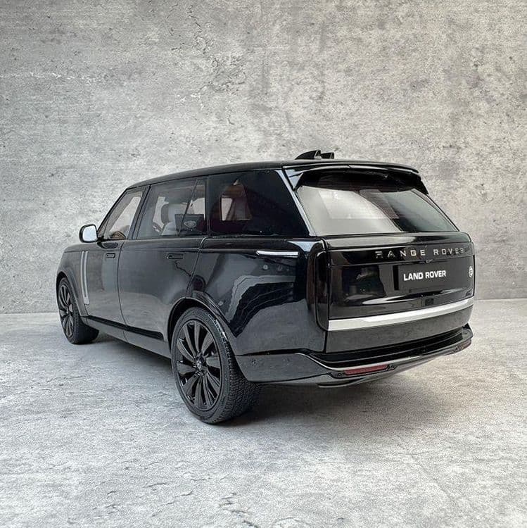 Range  Rover  autobiography 1:18 modeli kichratilgan varianti. — 4