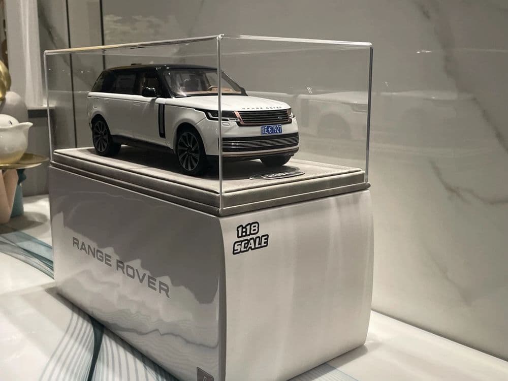 Range  Rover  autobiography 1:18 modeli kichratilgan varianti. — 8