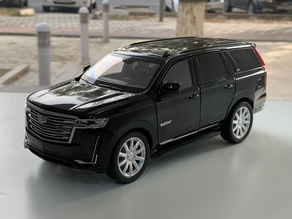 Modelka Cadillac Escalade 1:24 — 2