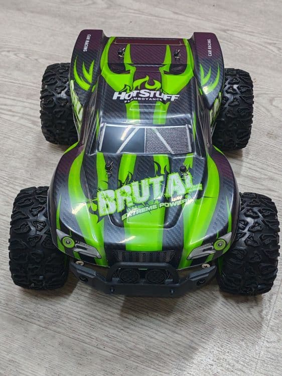 Продаётся SNEAK rasing car. Машина радио управлением час 25км. 8+ — 3