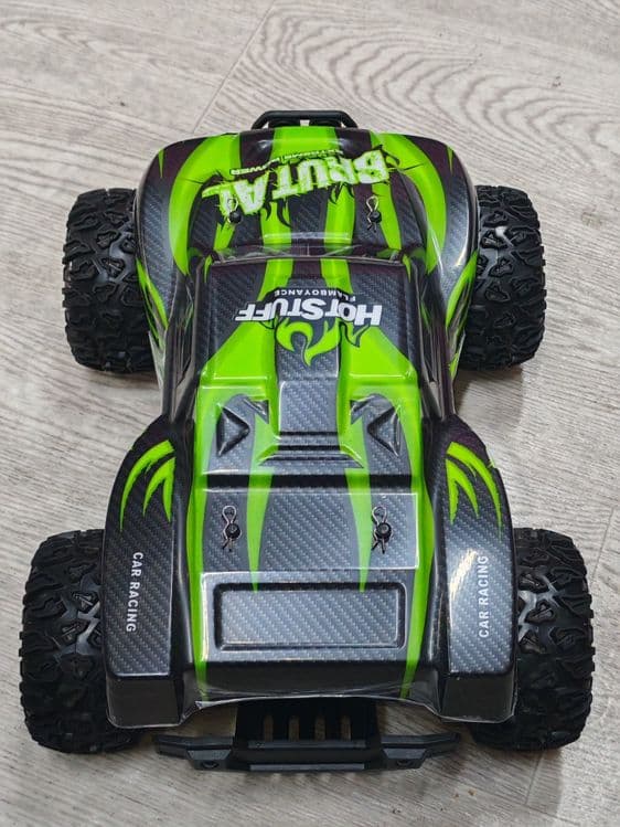Продаётся SNEAK rasing car. Машина радио управлением час 25км. 8+ — 5