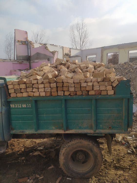 Pishgan g'isht bor 500 som dastavka bor — 1