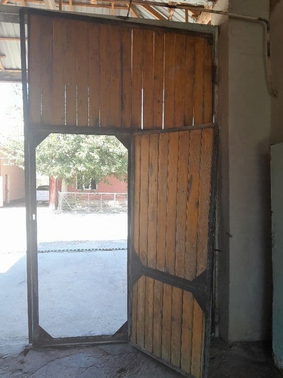 Darvoza yaxshi xolati. Narxi 2mln . Kerishtirib beriladi — 1