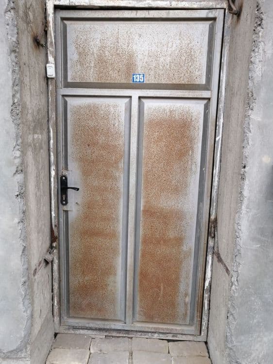 Дарвоза калиткаси билан. — 2