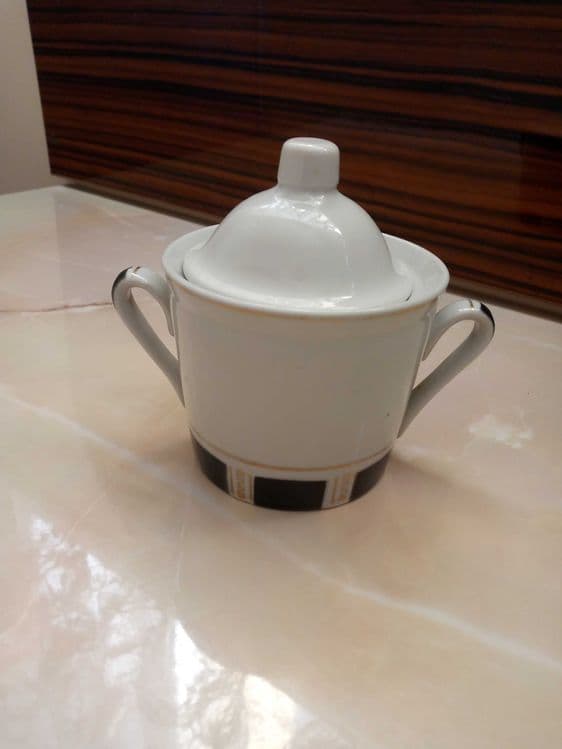 Сахарница с крышкой.Цена 20тыс — 2