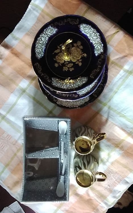 Фруктовница  ,конфетница , золотые  бокалы    с фарфоровыми  ложками. — 1