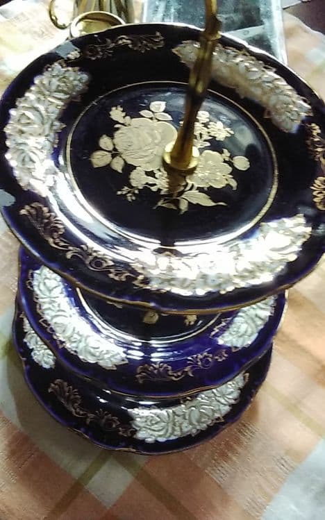 Фруктовница  ,конфетница , золотые  бокалы    с фарфоровыми  ложками. — 5