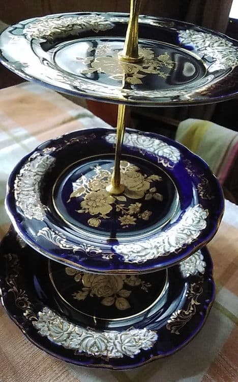 Фруктовница  ,конфетница , золотые  бокалы    с фарфоровыми  ложками. — 6