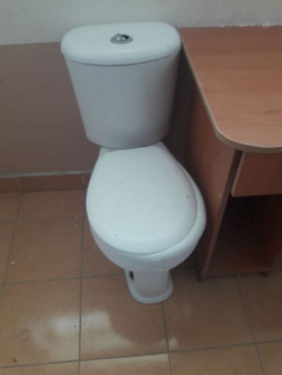 Unitaz b/u holati yaxshi smisteteli rakvina bn — 2