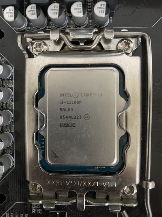 Кейс для игр и для монтажа (i3-12100F / RX 5600 XT / 16GB — 4