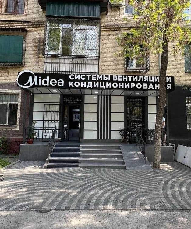 Midea колонный кондиционери FST INV — 48,000 Btu / 220V / Инвертер — 7