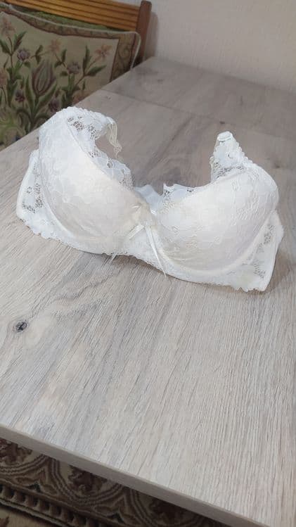 Бюстгальтер на девушку. — 2
