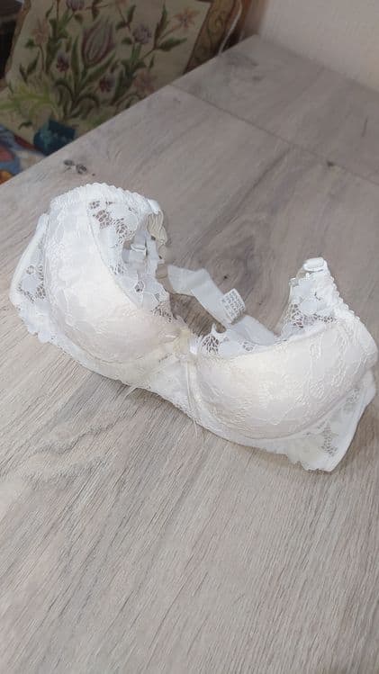 Бюстгальтер на девушку. — 7