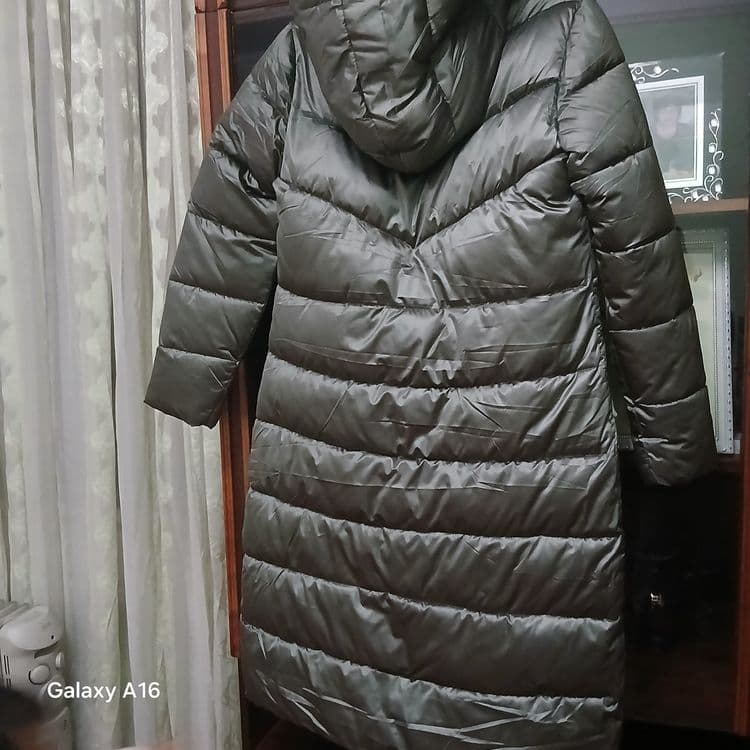 Jenskiy balonniy kurtka sotiladi. Fendi. — 2