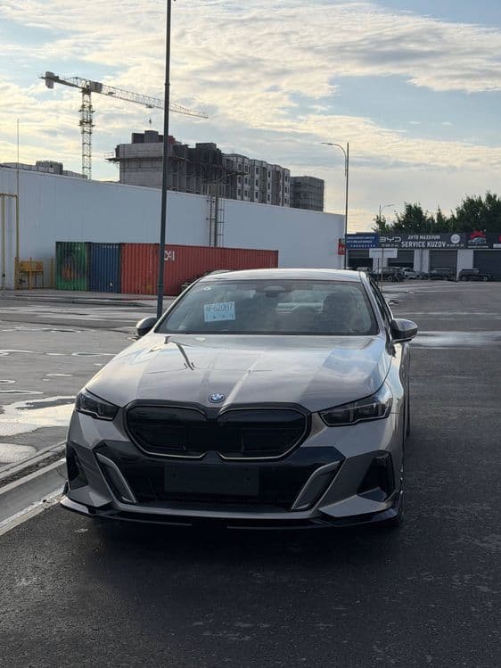 Bmw i5 35L 2024-yil 23min probeg +dop option kraskasi tozza — 1