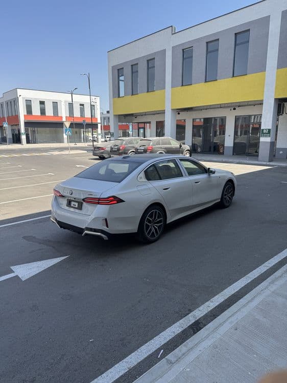 Bmw i5 40l 2025-yil 7.900yurgan 713km zapas kraska toza +Hud Tv harman — 3