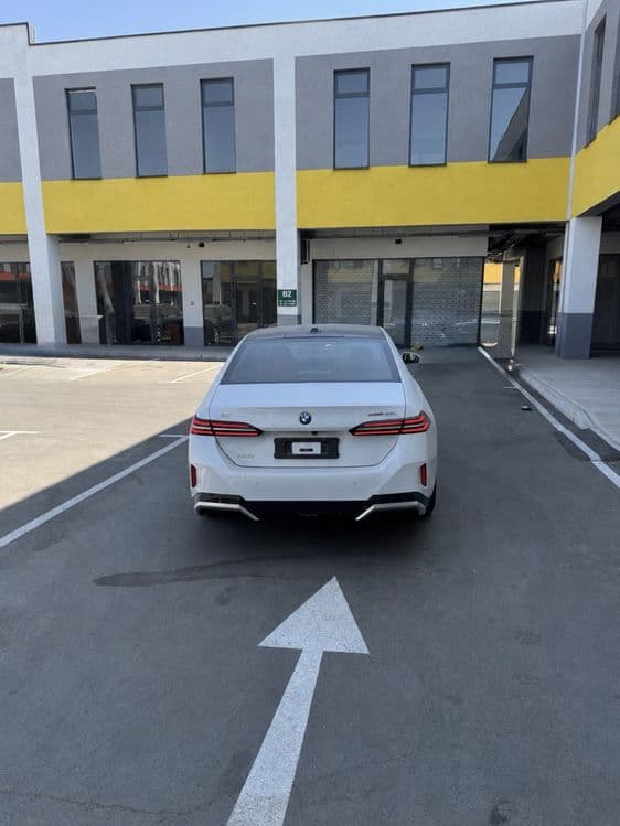 Bmw i5 40l 2025-yil 7.900yurgan 713km zapas kraska toza +Hud Tv harman — 4