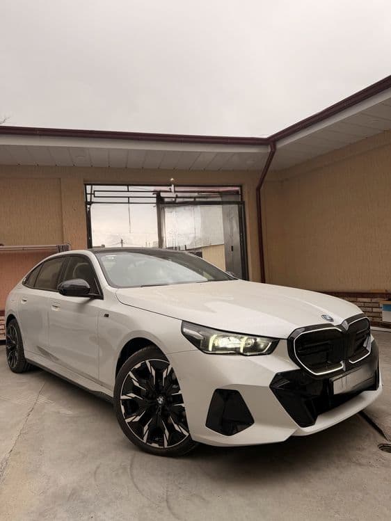 BMW i5 3.5L m sport + доп опция — 1