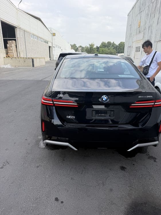 bmw i5 35L  2025 — 1