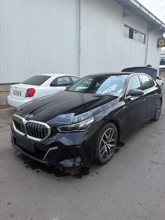 bmw i5 35L  2025 — 2