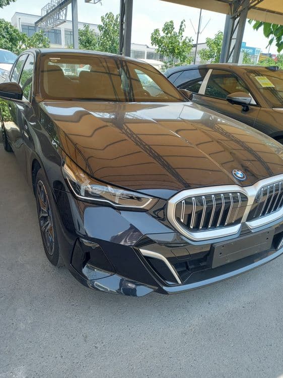 BMW i5 40L Dop opsion 2025 yil (710km) — 1