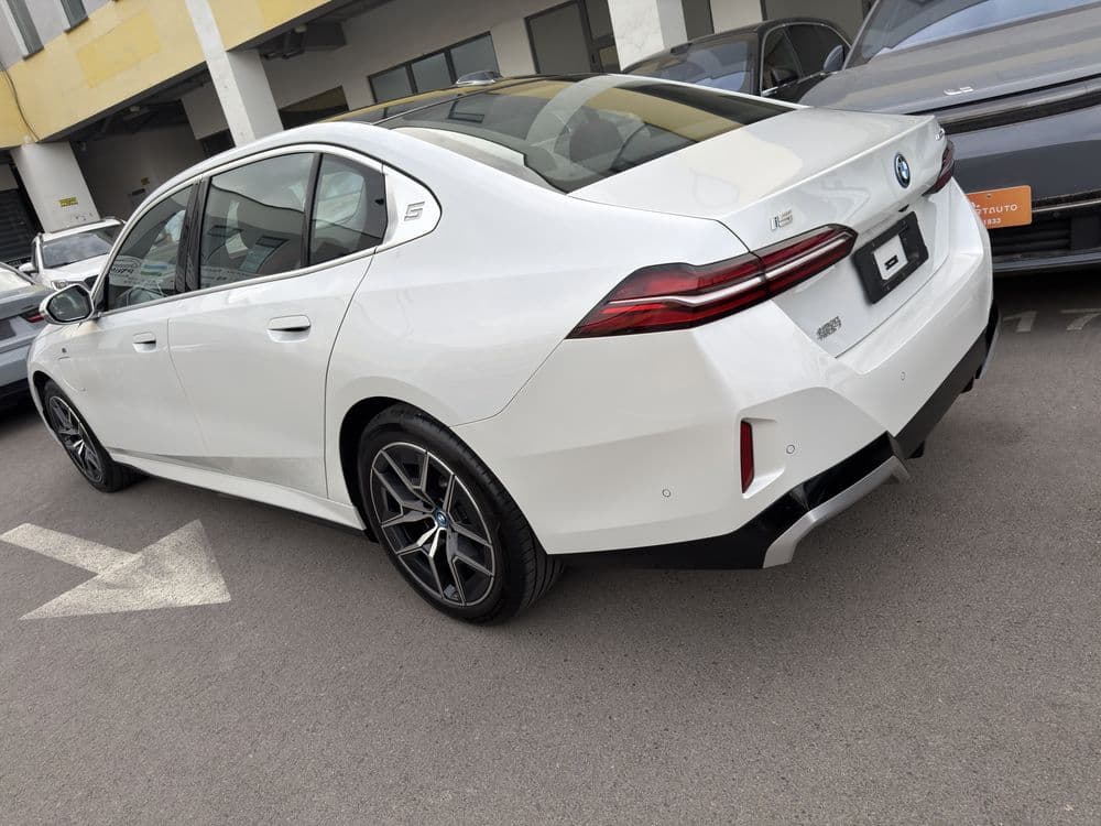 BMW i5 40L M-Sport 2025 yil — 3