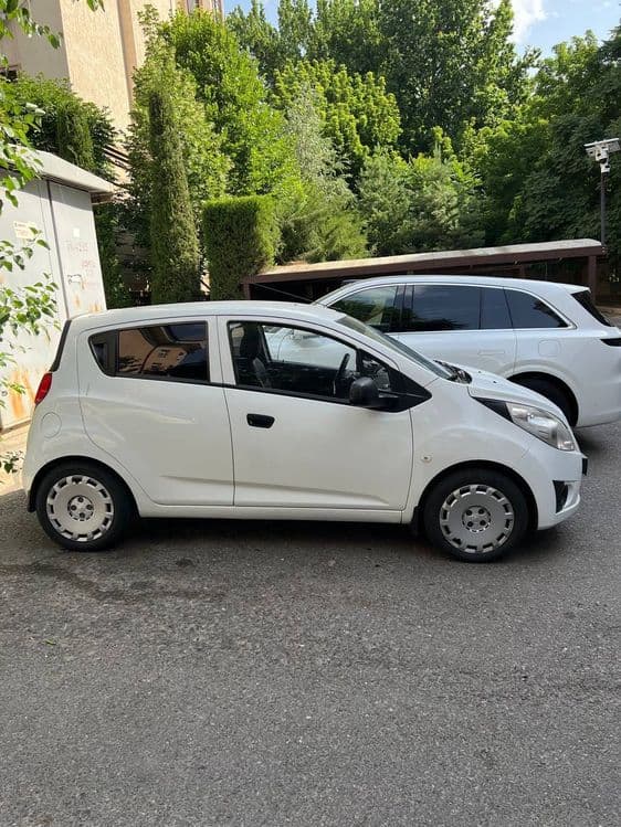 Shevrolet Spark rangi oq — 2