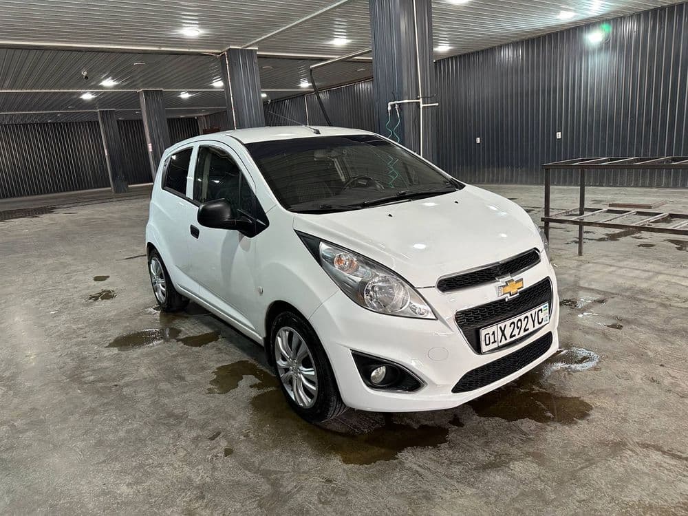 Chevrolet Spark белый — 1