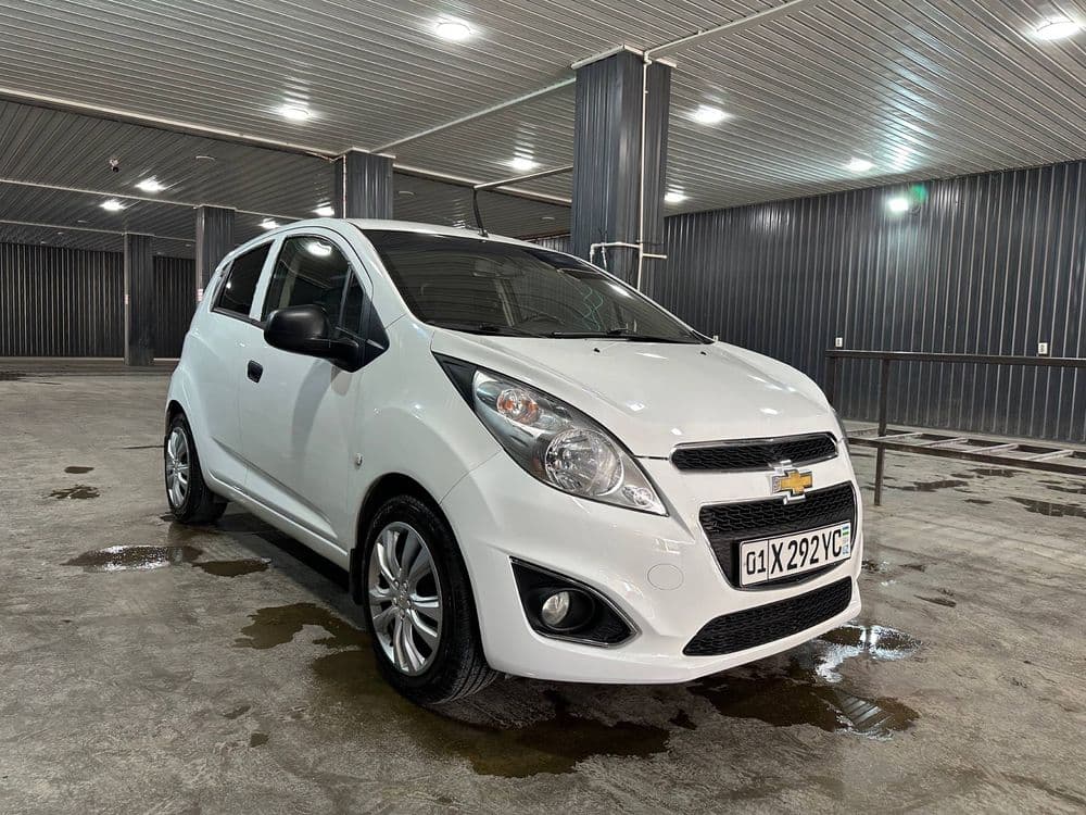 Chevrolet Spark белый — 2