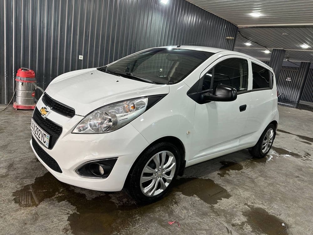 Chevrolet Spark белый — 4