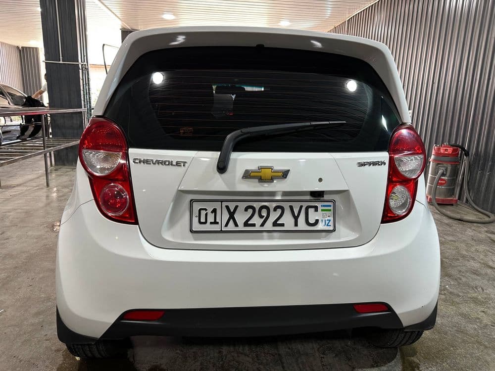 Chevrolet Spark белый — 5