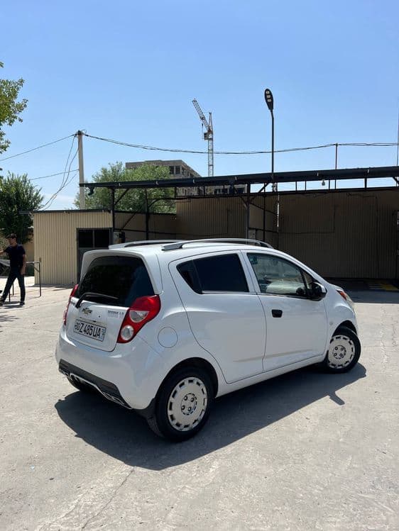 Spark chevrolet. — 2