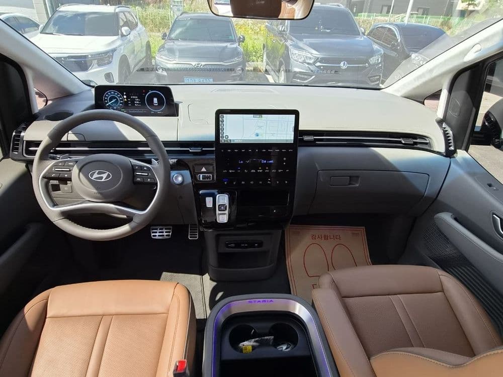 Hyundai Staria 1.6 Turbo Hybrid Lounge — 7